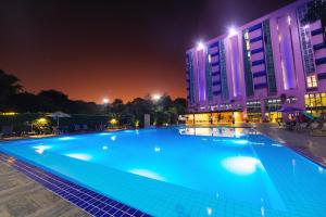 伊瓜苏加利瀑布酒店的一座拥有大楼的大型游泳池