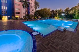 伊瓜苏加利瀑布酒店的夜间蓝色海水的大型游泳池