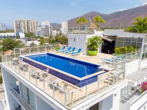 圣玛尔塔Hotel Santorini Resort的大楼顶部带游泳池的阳台