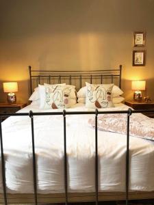 克利夫罗Church Mouse Cottage Clitheroe的一间卧室配有带白色床单和枕头的床。