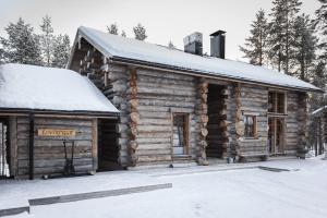 列维LevinPesä Chalet的小木屋,屋顶上积雪