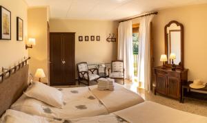 圣苏珊娜坎洛西奇旅馆的卧室配有一张床和一张桌子及椅子