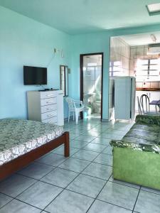 Apartamentos Pinheira Kitinete 02 - Praia de Cima的休息区