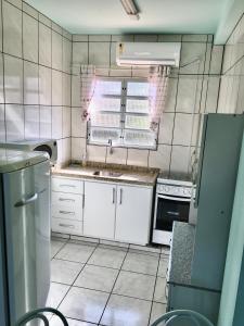 Apartamentos Pinheira Kitinete 02 - Praia de Cima的厨房或小厨房