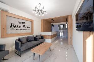 伊拉克里萨Blue Wave Luxury Suites的客厅配有沙发和桌子