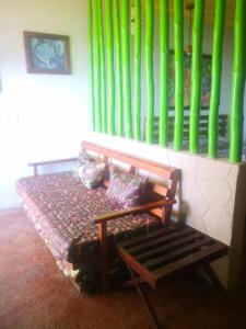 兹波利特Namasté Zipolite Suites的绿竹房的长凳