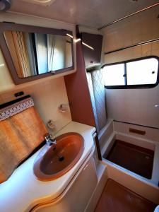 波尔蒂芒Rent a BlueClassics 's Campervan le Voyageur In Algarve au Portugal的小型浴室设有水槽和浴缸。