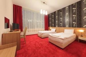 大特尔诺沃天空酒店的一间卧室配有两张床,铺有红地毯