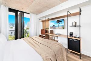 迈阿密海滩Urbanica Fifth的卧室配有一张床、一张书桌和窗户。