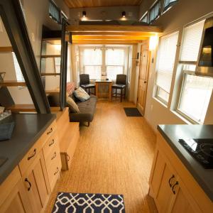 里昂WeeCasa Tiny Home Resort的一个小房子的厨房和客厅