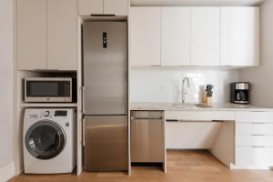 波士顿Sonder The Magnolia的厨房配有冰箱和洗衣机。