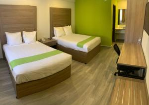 埃莫西约布吉姆比利亚酒店的酒店客房配有两张床和一张书桌