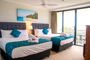 凯恩斯Cairns Luxury Waterview Apartment的酒店客房设有两张床和一个阳台。
