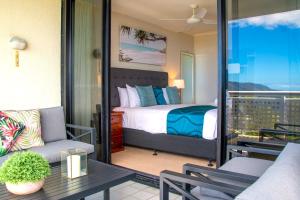 凯恩斯Cairns Luxury Waterview Apartment的一间卧室设有一张床和一个阳台
