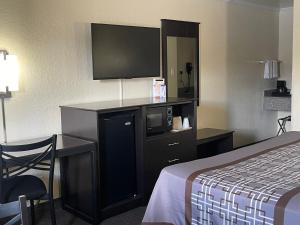 拉夫金勒夫宾馆的配有一张床和一台平面电视的酒店客房