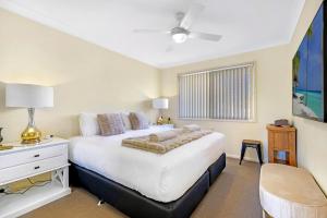 科夫斯港Park Beach Retreat的一间卧室配有一张床、一张书桌和一个窗户。