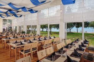 Hotel Umag Plava Laguna餐厅或其他用餐的地方