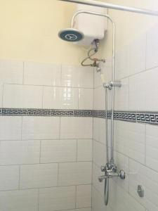 姆巴拉拉The Greenville Home的浴室内配有淋浴和头顶淋浴