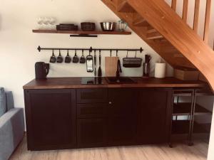 兹沃蒂斯托克M2的厨房配有水槽和木台面