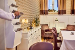 哥德堡皇家酒店的站在带桌椅的房间的人