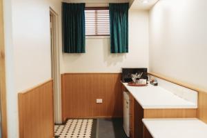 伊丘卡伊丘卡尼雷柏汽车旅馆的一间带水槽和窗户的浴室