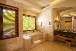 舍曼格勒涅香媞莫里斯温泉度假村的带浴缸、水槽和镜子的浴室