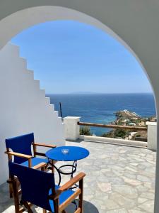 加夫里翁Charakas Horizon的一个带桌椅的庭院和大海