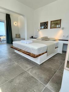 加夫里翁Charakas Horizon的一间带两张床的卧室,铺有瓷砖地板