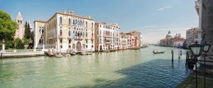 威尼斯加勒里亚酒店的一条运河,河里有建筑物和船只