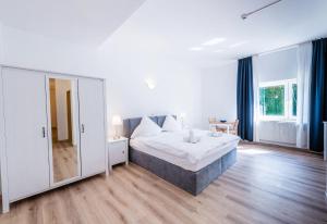 贝格海姆格海姆酒店的一间卧室配有一张大床和镜子