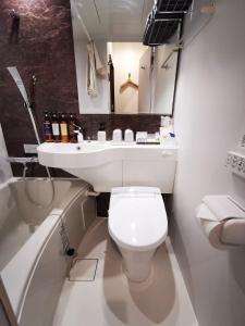 埼玉市HOTEL MOND Omiya - Vacation STAY 85327v的浴室配有白色卫生间和盥洗盆。
