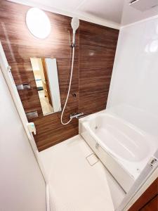 埼玉市HOTEL MOND Omiya - Vacation STAY 85327v的带淋浴和盥洗盆的浴室