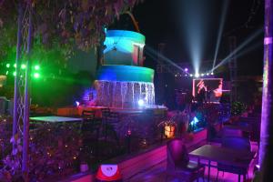 比拉斯布尔Hotel Natraj的一个带喷泉、桌子和灯的派对