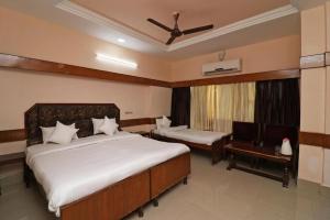 比拉斯布尔Hotel Natraj的卧室配有床、椅子和窗户。