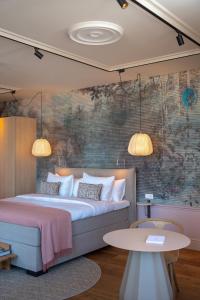 米德尔堡Eclectic Hotel Copper的一间卧室配有一张床和一张桌子