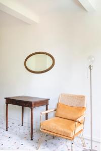 布里尼奥勒Maison Sumiane的镜子间的椅子和桌子