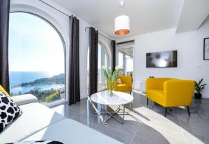 米利尼Apartments Villa Capitano的客厅配有黄色椅子和桌子