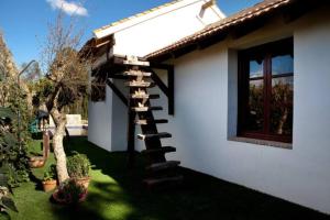 La ÑoraEl vergel encantado的庭院内有螺旋楼梯的房子