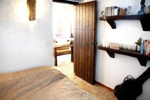La ÑoraEl vergel encantado的卧室设有一扇门,通往带一张床的房间