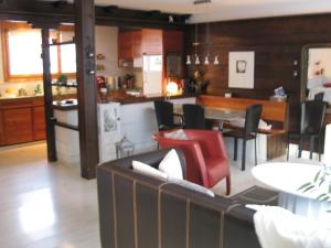 格林德尔瓦尔德Casa Almis, Grindelwald的厨房以及带沙发和桌子的客厅。