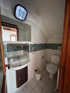 LouvarasStone built country house in Louvaras Village的一间带水槽和卫生间的浴室以及窗户。