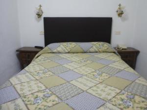 Taboadela孔德酒店的一间卧室配有床,床上装有被子