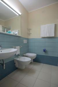 费拉约港发布易斯雅酒店的一间带水槽和卫生间的浴室