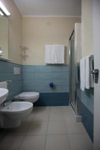 费拉约港发布易斯雅酒店的一间带卫生间和水槽的浴室