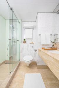香港麦当劳道贰号酒店式服务住宅公寓的一间带卫生间和玻璃淋浴间的浴室