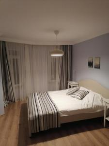 恰纳卡莱House KA Naz的一间卧室配有一张带白色床单的大床