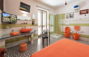 博尔加涅Casa D'Artista - Le stanze della stupidità的浴室配有橙色水槽和淋浴。