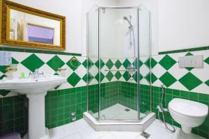 第比利斯拉斯塔维利酒店的绿色和白色的浴室设有水槽和淋浴