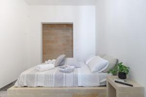 科尔萨诺Villa Franitu - Corsano的一间卧室配有带白色床单和枕头的床。