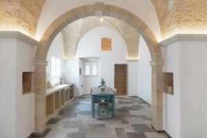 科尔萨诺Villa Franitu - Corsano的一间厨房,内设拱形天花板和一张桌子